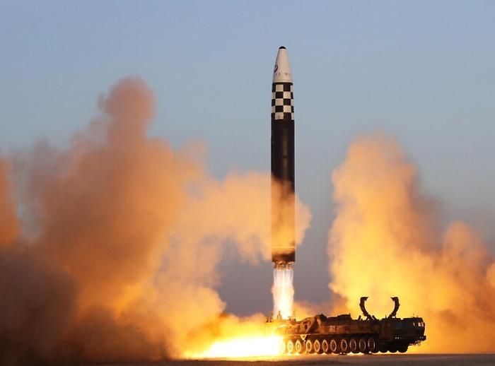 Trump voleva i codici nucleari, fermato dal generale: l'inquietante rivelazione dell'ex analista della CIA 