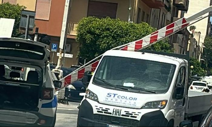 Ancora un furgone incastrato al passaggio a livello di Marsala: code e disagi in un'ora di punta