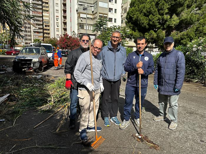 Minacciati da chi sporca il quartiere, i cittadini fanno da soli: armati di pale e rastrelli puliscono le strade