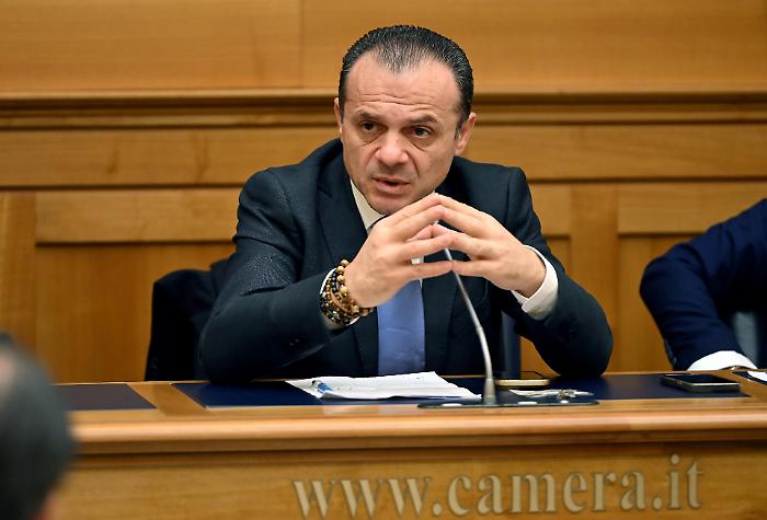 De Luca ironizza su Schifani: &laquo;Va avanti come un treno? E infatti in Sicilia i treni sono lenti&raquo;