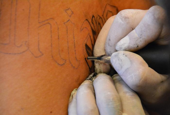 Tatuaggi "abusivi" a Riposto: nel negozio improvvisato anche la droga