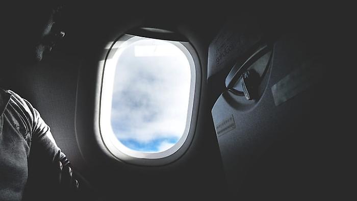 Finestrini aperti in decollo e atterraggio: il piccolo gesto che in aereo pu&ograve; valere secondi decisivi