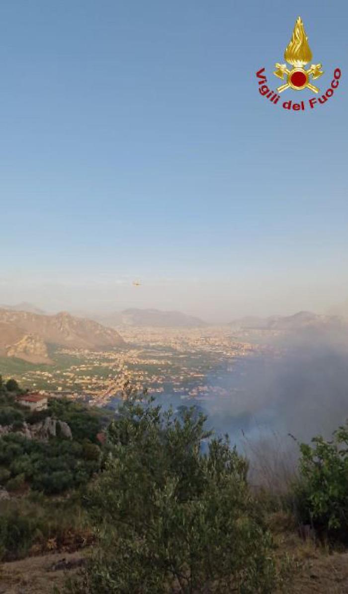 Incendi nel Palermitano: 33 roghi domati, intervento coordinato a Molinazzo con due elicotteri