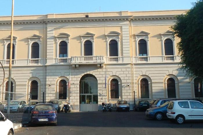 Follia a Piazza Lanza, detenuto aggredisce gli agenti: in tre al pronto soccorso 