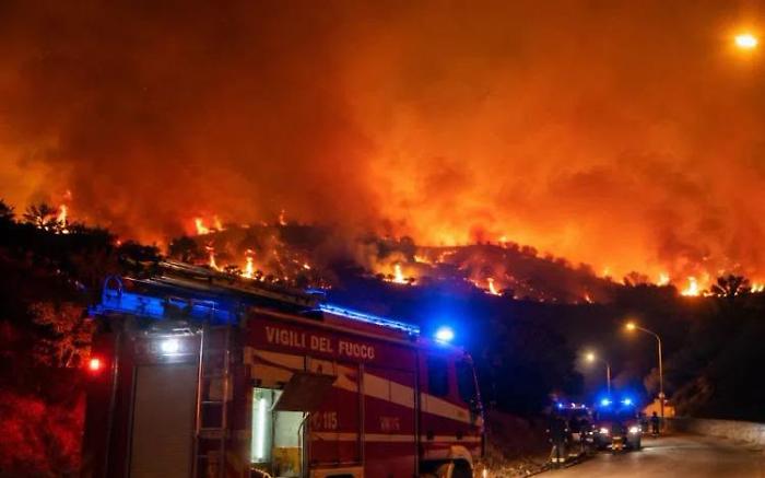 Altra notte di inferno in Sicilia: tra Palermo, Catania e Agrigento case minacciate ed ettari di vegetazione distrutti