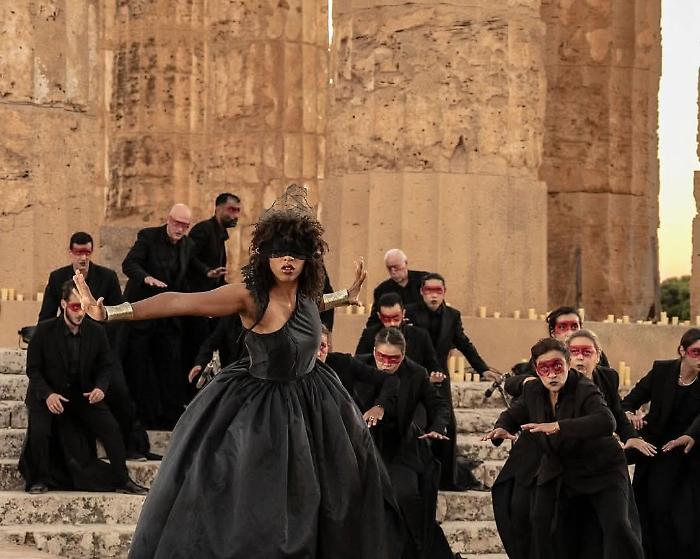 Il Festival Lirico dei Teatri di Pietra conquista la Sicilia: il Requiem di Mozart diventa &ldquo;Teatro Totale&rdquo; a Catania, tra musica, danza e fuoco