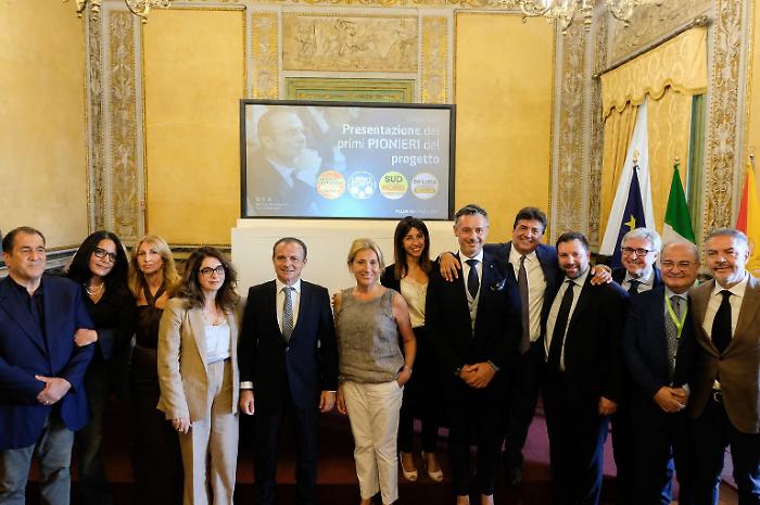 Ex Dc ed "crocettiani", Cateno De Luca presenta i suoi primi "pionieri": ecco chi sono