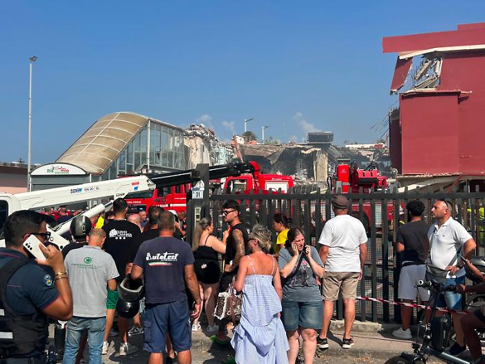 Crollo di Pistunina, parla il terzo indagato: &laquo;Ero l&igrave; per controllare le crepe sui pilastri&raquo;. Si continua a cercare i due dispersi