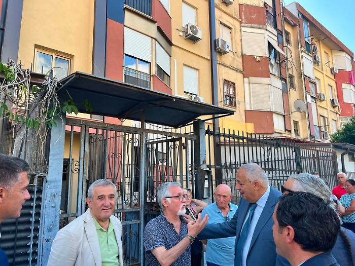 Il sindaco Lagalla consegna gli ultimi tre appartamenti devastati dalle fiamme nel 2023, &egrave; festa in via Erice