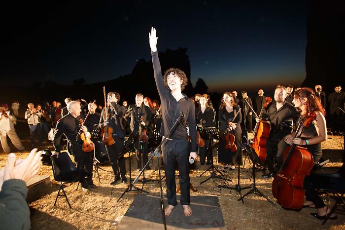Estasi all'Argimusco: migliaia di anime in danza per Battiato nel rito solenne del Festival Lirico dei Teatri di Pietra 