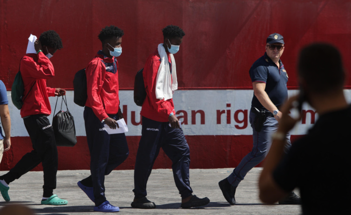 Anche Finlandia e Svezia trasferiscono i migranti in Italia. Schlein: &laquo;Clamoroso boomerang per la Meloni&raquo;