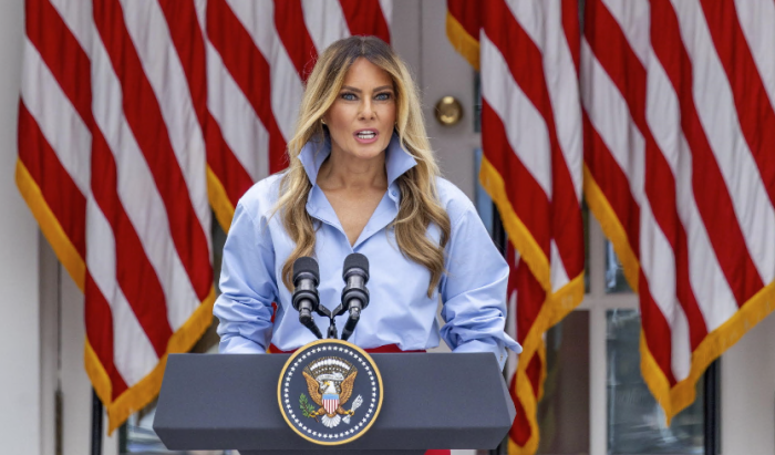 Melania Trump torna in pubblico: "Ho sentito che vi sono mancata". E non vuole domande sulla Harp