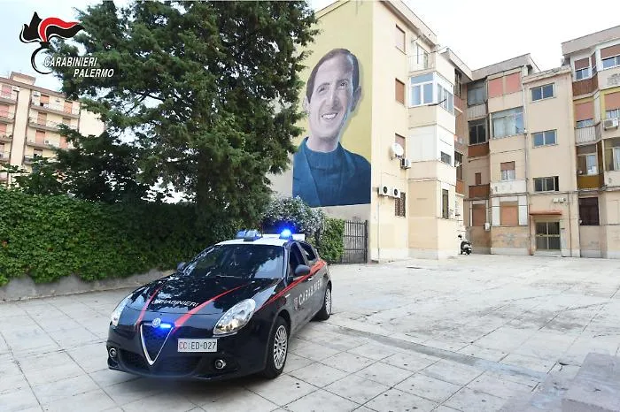 L'oltraggio al beato Pino Puglisi che ha lottato la mafia e a Papa Francesco, minorenne si scaglia contro i pannelli dedicati al sacerdote