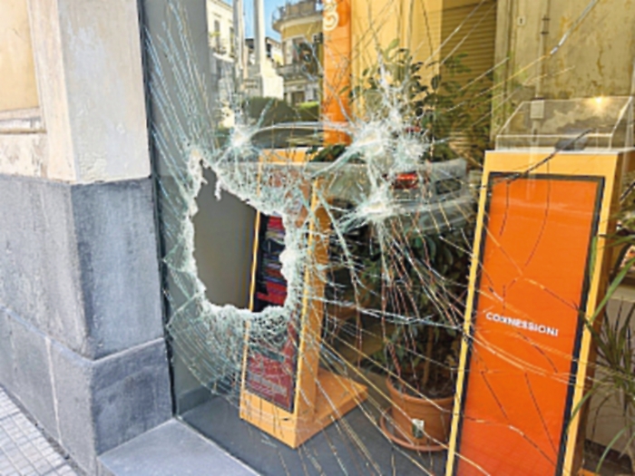 Furto con spaccata a negozio di telefonia: rubati cellulari e computer