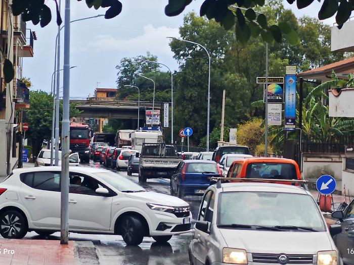 Via Francavilla, caos senza limiti