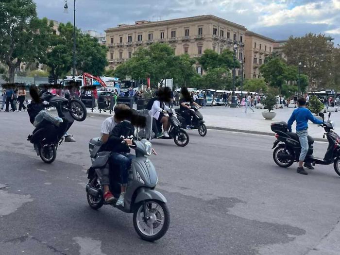 Bici elettriche a tutta velocità nelle aree pedonali, la denuncia: "Nessun controllo"