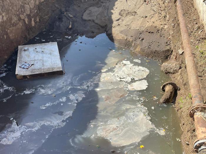 Fogne nel torrente: lavori subito sospesi