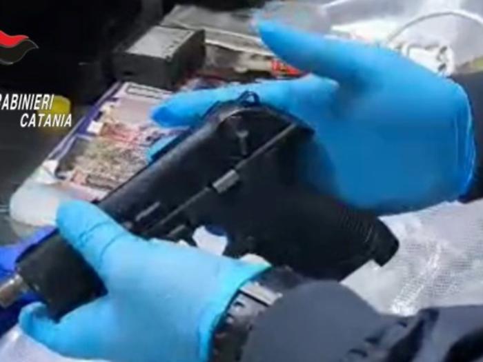 Pistola nascosta nella macelleria: ecco chi era il giovane arrestato e il collegamento coi "puffi"