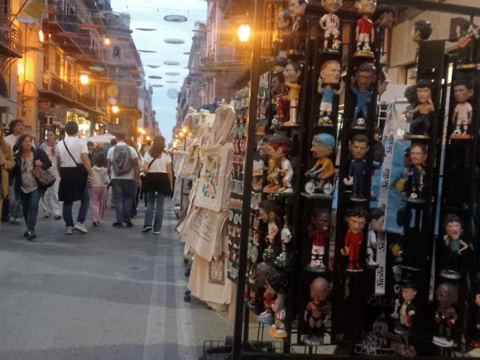 Via gli espositori e le rastrelliere da via Maqueda: dubbi e timori dei commercianti