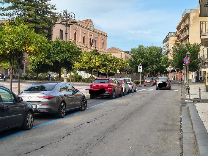 Aci Catena, l'Amministrazione: «Strisce blu, pronti alle modifiche» 