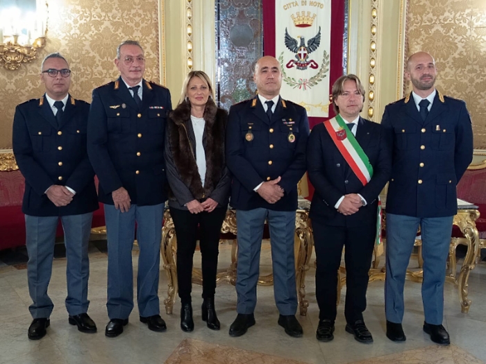Coraggio fuori servizio: tre poliziotti premiati per l&rsquo;arresto dei giovani armati