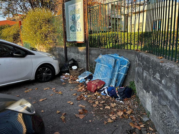 Tremestieri: rifiuti ingombranti davanti l&rsquo;ingresso dell&rsquo;asilo comunale