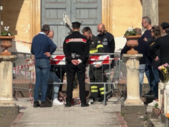 Orrore al cimitero di Aci Catena, tuona il vescovo Raspanti: &laquo;Offesa alla dignit&agrave; dei defunti&raquo;