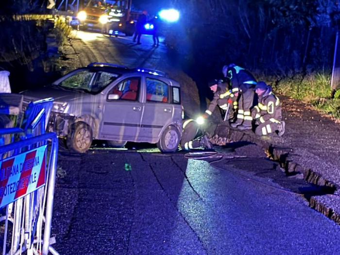 Si apre una voragine sulla Sp 45, tragedia sfiorata a Massa S. Nicola