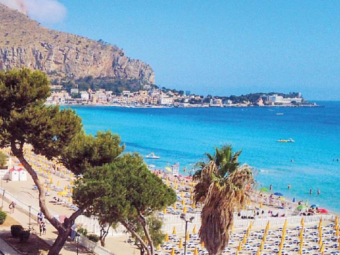 Mondello, piano in aula entro fine marzo: si punta a concessioni provvisorie, ma l&rsquo;opposizione: &laquo;Il sindaco dica come affronter&agrave; il caos&raquo;