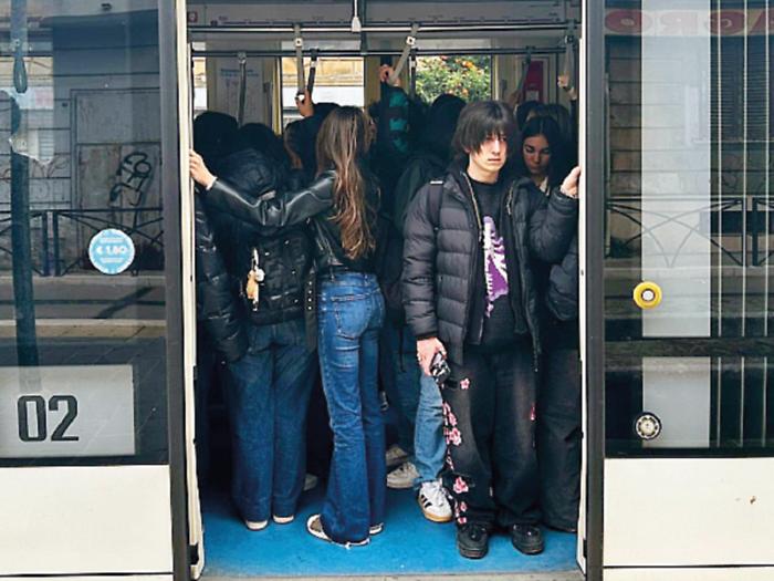 L&rsquo;Amat taglia un tram sulla linea 1, caos e ritardi tra banchine e carrozze