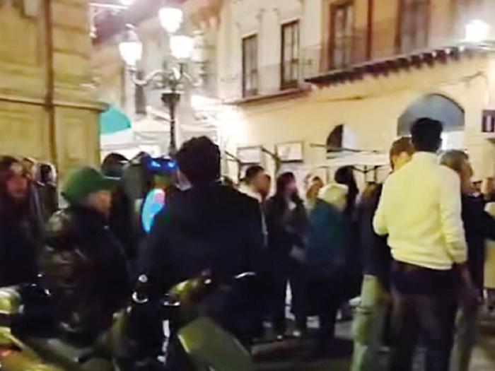 Quattro Canti nel caos, residenti in rivolta: &laquo;Movida selvaggia e alcol abusivo, un rave continuo&raquo;. I problemi per gli artisti di strada