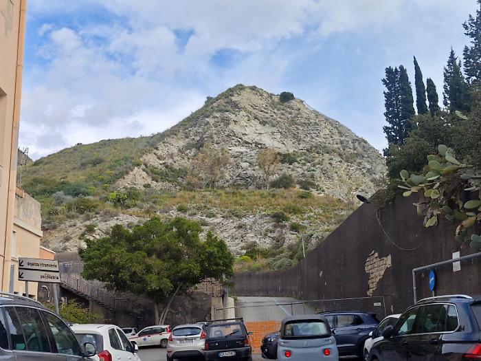 Costone sovrastante il "San Vincenzo", ok al piano di consolidamento