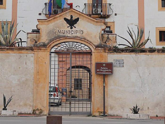 Consiglieri contro sindaca a Cinisi, chiamati i carabinieri