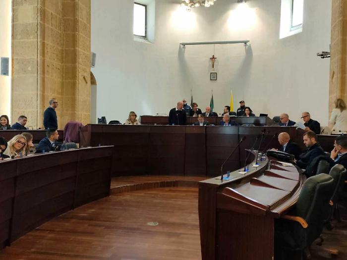 Mazara del Vallo, via libera a taxi e Ncc 2.0: app, auto bianche, concorso e tariffe chiare