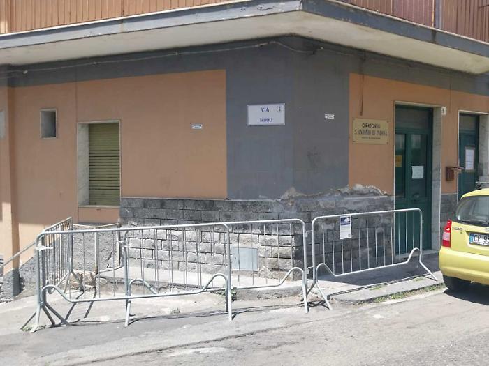 Abiti usati abbandonati in strada: ecco transenne e videosorveglianza