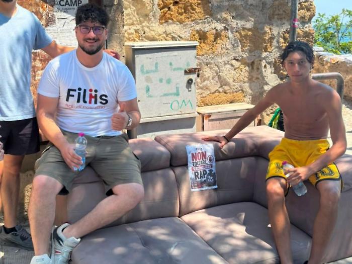 Un giovane getta un divano nel mare di Vergine Maria, i volontari di Filiis lo recuperano
