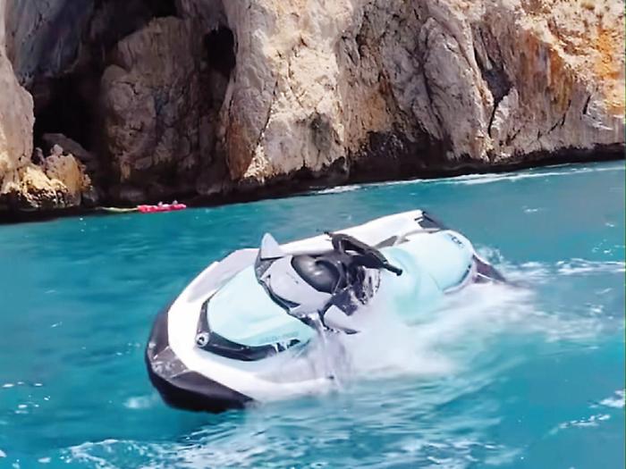 Dal mare ai social, le acrobazie degli acquascooter su TikTok. L'accesso alle aree protette e i divieti della Capitaneria