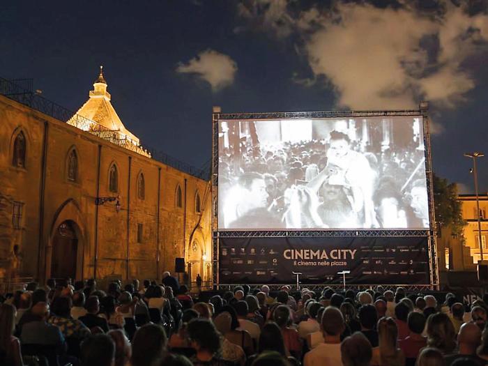 Il cielo di Palermo,  Palazzo dei Normanni, lo schermo e seimila persone: Cinema City chiude l&rsquo;ottava edizione