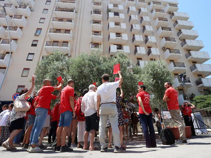 Una residente di via D'Amelio: &laquo;A casa a giocare a carte poi quel boato tremendo il fumo, il sangue, il caos&raquo;