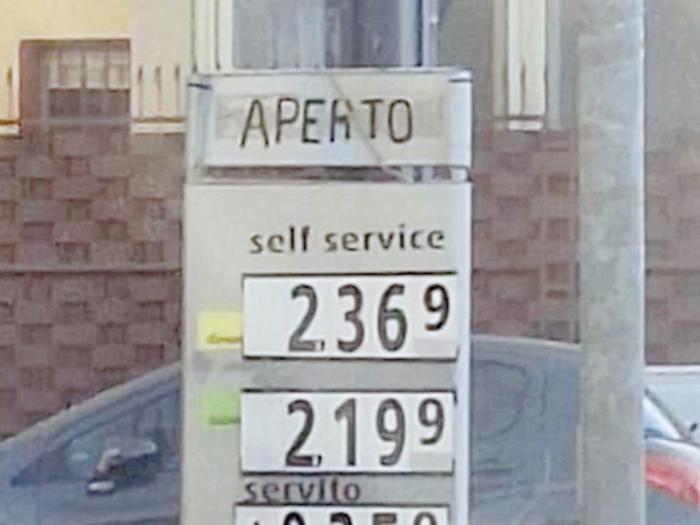 Carburanti alle stelle, il pieno &egrave; un miraggio. Federconsumatori: &laquo;Ridurre Iva e accise&raquo;