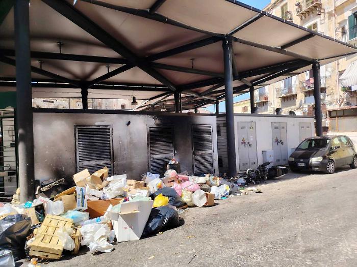 Palermo, bruciate le montagne di rifiuti al mercato coperto di Ballar&ograve;: si contano i danni