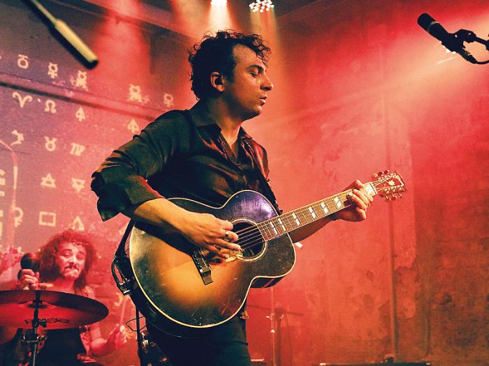 Alosi tra il folk punk e le nuove influenze blues: &laquo;C'&egrave; bisogno di una musica sincera che unisca le persone&raquo;