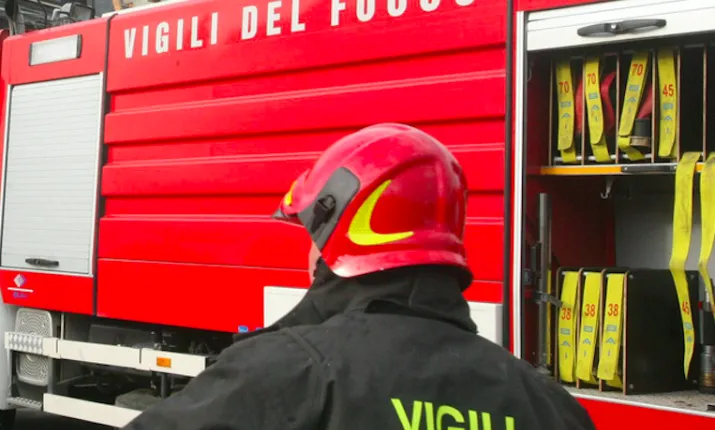 Cerca di spegnere l'incendio vicino casa, gravemente ustionato