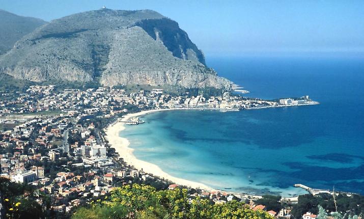 Mare di Mondello, ancora scontro sulle analisi: Ferrandelli rassicura sulla balneabilit&agrave;, La Vardera replica sullo scarico in acqua