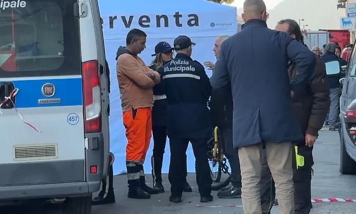 Incidente in via Crispi, ciclista investito dalla motrice di un camion: morto un uomo di 55 anni