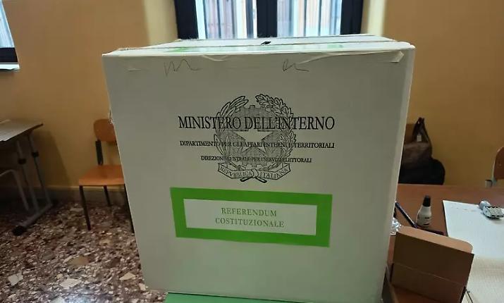 Si sente male e muore durante le operazioni elettorali in un istituto a Palermo