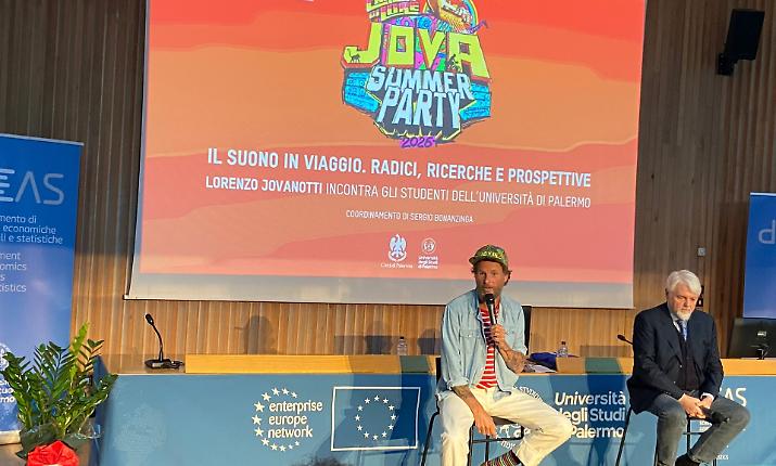 Jovanotti all&rsquo;universit&agrave; di Palermo tra quattrocento studenti: &laquo;La Sicilia &egrave; il centro dell'Europa, coltivate il futuro con la fatica&raquo;