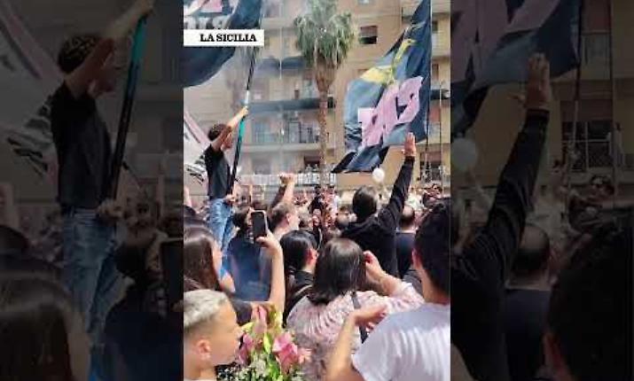 Il coro ultras nella piazza di Borgo Vecchio: &laquo;Alessia nel cuore&raquo;. L'omaggio alla bambina super-tifosa nel giorno dei funerali