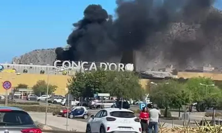 Paura a Palermo, incendio al centro commerciale Conca d'Oro: fumo visibile in tutta la citt&agrave; 